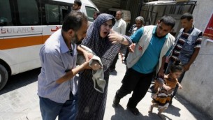 امرأة فلسطينية تنزل من سيارة إسعاف  في مستشفى النجار  رفح في جنوب قطاع غزة، على 20 يوليو 2014 (فلاش 90)