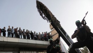 مسيرة عرض سلاح حماس 14 نوفمبر 2013 في غزة, الصوة تظهر مقاتل مع M 75  ( فلاش 90)
