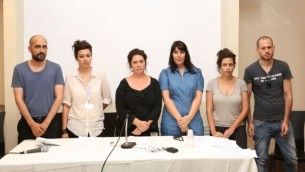 مجموعة من المخرجون السينمائيون الاسراءيليون في مهرجان القدس للسينما يطالبون بوقف الحرب مع غزة (بعدسة نير شاناني)