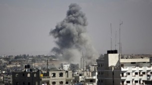 الدخان يتصاعد من غزة بعد غارة على رفح 3 اغسطس 2014 (AFP/MAHMUD HAMS)
