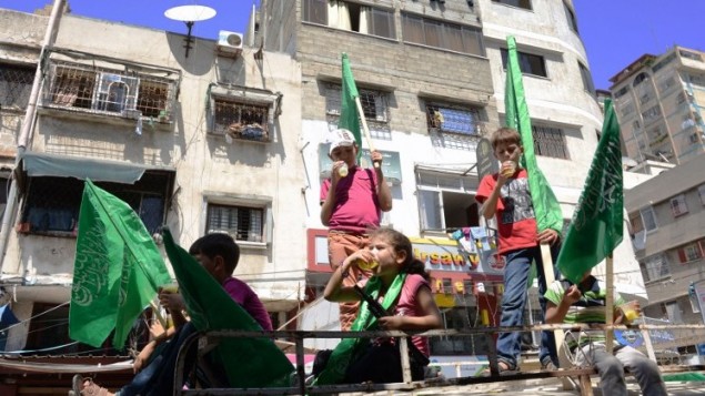 أطفال فلسطينيون خلال مسيرة  دعم لحركة حماس في وسط مدينة غزة 7 أغسطس 2014 . AFP PHOTO / ROBERTO SCHMIDT