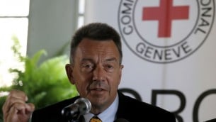رئيس اللجنة الدولية للصليب الأحمر (ICRC) بيتر مورير يتحدث خلال مؤتمر صحفي في القدس 7 أغسطس 2014 عقب زيارته إلى قطاع غزة. AFP PHOTO / GALI TIBBON