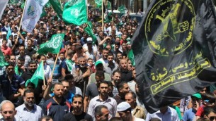 صورة توضيحية، متظاهرون فلسطينيون  يلوحون بأعلام حماس والجهاد الإسلامي  في مظاهرة  دعم لغزة في الضفة الغربية AFP/HAZEM BADER