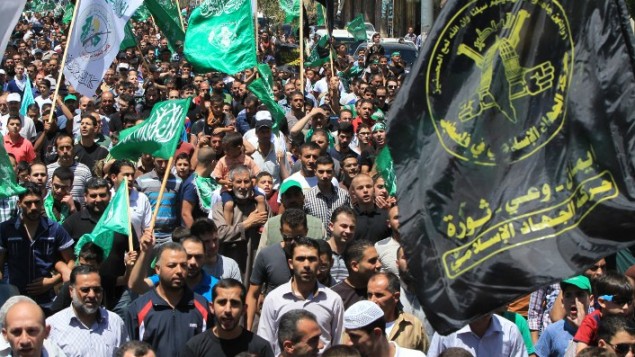 صورة توضيحية، متظاهرون فلسطينيون يلوحون بأعلام حماس والجهاد الإسلامي في مظاهرة دعم لغزة في الضفة الغربية AFP/HAZEM BADER صورة توضيحية، متظاهرون فلسطينيون يلوحون بأعلام حماس والجهاد الإسلامي في مظاهرة دعم لغزة في الضفة الغربية AFP/HAZEM BADER