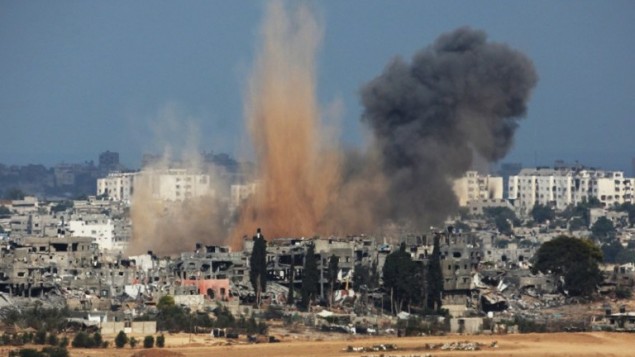 10 أغسطس 2014 الدخان يتصاعد من الجانب الساحلي لقطاع غزة في أعقاب ضربة عسكرية إسرائيلية. AFP PHOTO / DAVID BUIMOVITCH