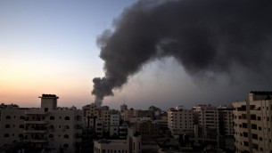 الدخان فوق مدينة غزة بعد غارة جوية اسرائيلية 10 أغسطس  2014. AFP PHOTO / MAHMUD HAMS