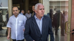 رئيس الوفد الفلسطيني فتح عزام الأحمد (R) وأعضاء الوفد في الفندق حيث تجري المفاوضات مع وسطاء المخابرات المصرية بهدف التوسط لإنهاء النزاع في غزة 12 أغسطس2014 في العاصمة المصرية، القاهرة. AFP PHOTO / KHALED DESOUKI