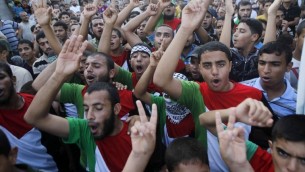 فلسطينيون من أنصار حركة حماس  أثناء مظاهرة في رفح في جنوب قطاع غزة.  17 أغسطس 2014  AFP PHOTO / SAID KHATIB