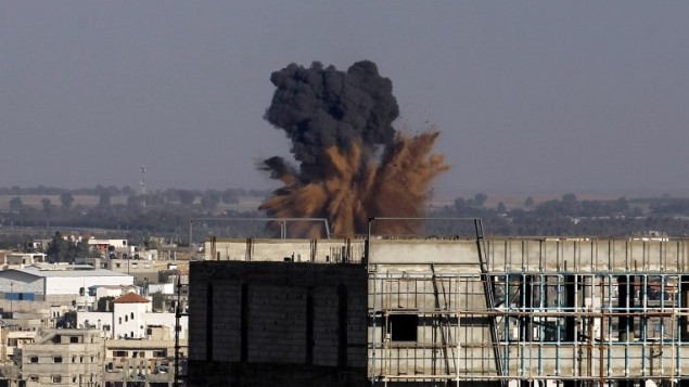 دخان بعد غارة جوية اسرائيلية في رفح في جنوب قطاع غزة، 19 آب، 2014.  AFP PHOTO / SAID KHATIB