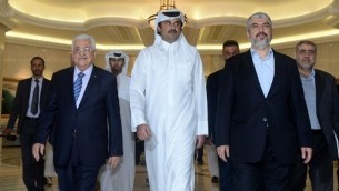 رئيس السلطة الفلسطينية محمود عباس مع أمير دولة قطر الشيخ تميم بن حمد آل ثاني وزعيم حماس خالد مشعل في الدوحة في 21 أغسطس 2014.AFP PHOTO/ PPO / THAER GHANEM