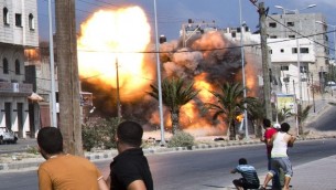 غارة جوية اسرائيلية تضرب منزلا في مدينة غزة  23 أغسطس 2014.  AFP PHOTO / ROBERTO SCHMIDT