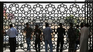 فلسطينيون ينتظرون قبل العبور إلى مصر عند معبر رفح الحدودي في جنوب قطاع غزة  25 أغسطس 2014 AFP Photo/Said Khatib