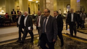 رئيس الوفد الفلسطيني عزام الاحمد وبقية أعضاء الوفد الفلسطيني يصلون إلى الفندق في القاهرة 11 أغسطس 2014.  AFP PHOTO / KHALED DESOUKI