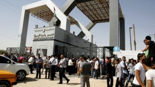 فلسطينيون ينتظرون فتح معبر رفح للخروج من غزة الى مصر 17 يوليو 2014 (عبد الرخيم خطيب/ فلاش 90)