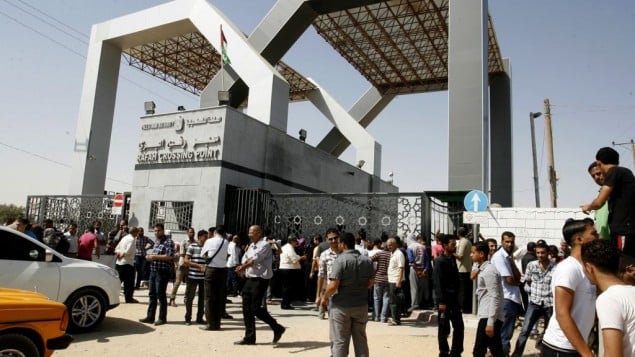 فلسطينيون ينتظرون فتح معبر رفح للخروج من غزة الى مصر 17 يوليو 2014 (عبد الرخيم خطيب/ فلاش 90)