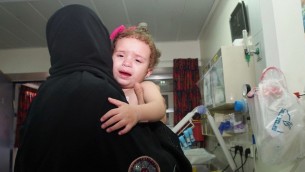 الطفلة هلا مع جدتها هنية شاعر في مستشفى فولفسون 12 اغسطس 2014 (صورة مقدمة من جمعية "انقاذ قلب طفل")