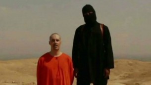 الصحافي الاميركي جيمس فولي، وهو راكع  في شريط فيديو صادر عن الدولة الإسلامية  (screen capture: YouTube/News of the World)