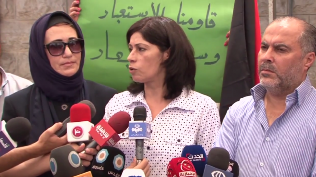 خالدة جرار في خيمة الاعتصام، من شاشة اليوتوب.