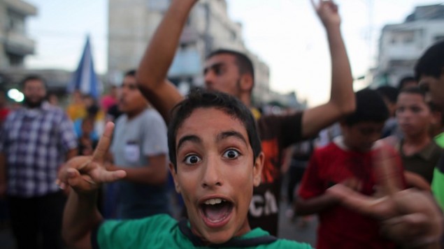 صبي فلسطيني في شوارع رفح اثناء الاحتفال بالتوصل الى اتفاق بين حماس واسرائيل بعد سبعة أسابيع من القتال، الثلاثاء 26 أغسطس، 2014 AFP/SAID KHATIB صبي فلسطيني في شوارع رفح اثناء الاحتفال بالتوصل الى اتفاق بين حماس واسرائيل بعد سبعة أسابيع من القتال، الثلاثاء 26 أغسطس، 2014 AFP/SAID KHATIB