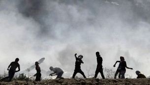 متظاهرون فلسطينيون في اشتباكات مع الجيش الاسرائيلي بعد صلاة الجمعة عند حاجز الحوارة. شرقي مدينة نابلس في الضفة الغربية 8 اغسطس 2014 Jaafar Ashtiyeh/AFP