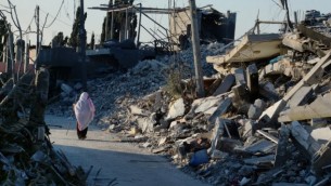 امرأة فلسطينية في شارع في بلدة بيت حانون، شمال قطاع غزة،  12 آب، 2014   AFP/ROBERTO SCHMIDT