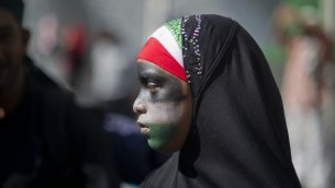 صورة توضيحية, فتاة محجبة رسمت على وجهها الوان العلم الفلسطيني تشارك في مظاهرة مضادة لاسرائيل في كيب تاون جنوب افريقيا 9 اغسطس 2014 (أ ف ب)