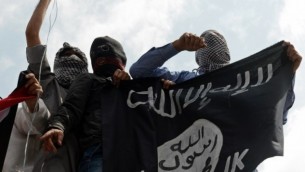 متظاهرون في كاشمير يرفعون علم الدولة الاسلامية   July 18, 2014. (photo credit: AFP/Tauseef MUSTAFA)