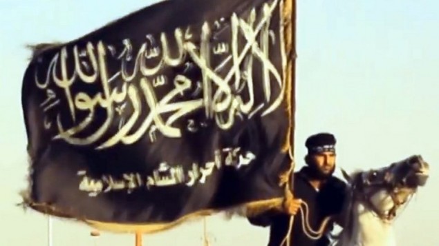 صورة مأخوذة من شريط فيديو  تم تحميله في 7 سبتمبر 2013 من قبل جماعة الدولة الاسلامية يظهر أحد الأعضاء مع راية الجماعة خلال عرض في مكان لم يكشف عنه في سوريا.   AFP PHOTO / HO / AHRAR AL-SHAM