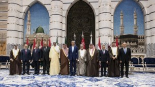 من اليسار إلى اليمين: وزير الخارجية المصري سامح شكري، وزير الخارجية الكويتي صباح الخالد الصباح، وزير الخارجية السعودي الأمير سعود الفيصل، وزير الخارجية الأمريكي جون كيري، وزير الخارجية العماني يوسف بن علوي بن عبد الله، وزير الخارجية البحريني الشيخ خالد بن أحمد آل خليفة وزير الخارجية اللبناني جبران باسيل - معا خلال صورة جماعية  في  محطة مطار الملك عبدالعزيز الدولي 11 سبتمبر  2014 في جدة، المملكة العربية السعودية.  Brendan Smialowsky/AFP/Pool