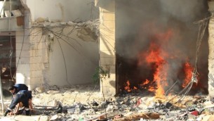افراد من قوة الدفاع المدني الفلسطينية تقمو باخلاء جثة رجل قتل برصاص الجيش الاسرائيلي  23 سبتمبر 2014 جنوب مدينة الخليل  AFP/HAZEM BADER