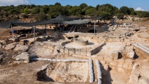 ما يعتقد علماء الآثار انها آثار الدير البيزنطي التي وجدت بالقرب من بيت شيمش  Assaf Peretz, courtesy of the Israel Antiquities Authority