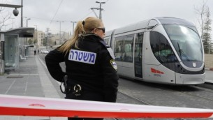 شرطية تقف بجانب مكان حادثة الطعن عند مجطة القطار الخفيف   15 مارس Uri Lenz/Flash90