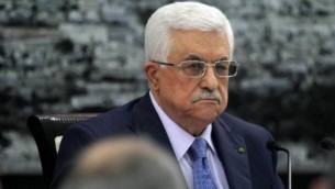 محمود عباس امام الصحفيين خلال اجتماع أعضاء  منظمة التحرير الفلسطينية 22 يوليو عام 2014 في مدينة رام الله بالضفة الغربية  Issam Rimawi/Flash90)