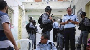 عناصر الشرطة تقوم بحماية عشرات اليهود الذين استولوا على مناطق في سلوان  30 سبتمبر  Sliman Khader/Flash90