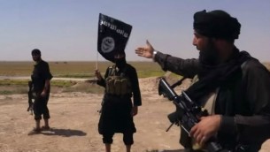مقاتلو الدولة الاسلامية داعش عند الحدود بين سوريا والعراق (من شاشة اليوتوب)