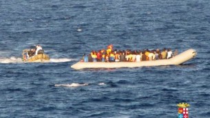 صورة صادرة عن القوات البحرية الإيطالية  14 سبتمبر 2014 مهاجرون في قارب أثناء عملية الإنقاذ امام سواحل صقلية. (AFP/MARINA MILITARE)