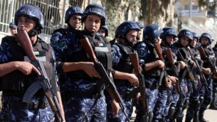 صورة توضيحية، الشرطة الفلسطينية في الضفة الغربية (Issam Rimawi/Flash90)