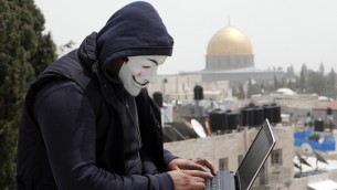 صورة توضيحية، هاكر في القدس مع قبة الصخرة خلفه (Sliman Khader/FLASH90)