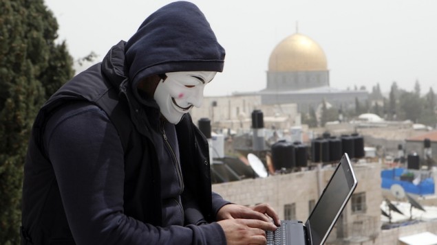 صورة توضيحية، هاكر في القدس مع قبة الصخرة خلفه (Sliman Khader/FLASH90) صورة توضيحية، هاكر في القدس مع قبة الصخرة خلفه (Sliman Khader/FLASH90)