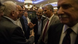 موسى أبو مرزوق نائب زعيم حماس  يصافح رئيس الوفد الفلسطيني عزام الاحمد  عند وصولهم إلى فندق القاهرة بعد اجتماع مع كبار مسؤولي المخابرات المصرية، 11 أغسطس، 2014.  AFP/Khaled Desouki