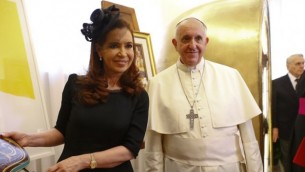 البابا فرانسيس يشكل مع الرئيسة الأرجنتينية كريستينا فرنانديز دي كيرشنر خلال في الفاتيكان في 20 سبتمبر 2014.  AFP Photo/Pool/Tony Gentile