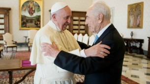 البابا فرانسيس يعانق الرئيس السابق شمعون بيريز قبل اجتماعهما الخاص 4 سبتمبر 2014  AFP/Osservatore Romano