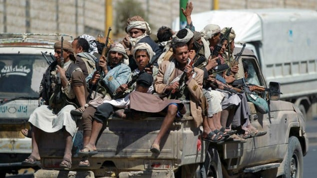 متمردون يمنيون حوثيون شيعة معارضون للحكومة مسلحين في شاحنة صغيرة بالقرب من مجمع التلفزيون الحكومي في العاصمة صنعاء، 21 سبتمبر، 2014. AFP/Mohammed Huwais متمردون يمنيون حوثيون شيعة معارضون للحكومة مسلحين في شاحنة صغيرة بالقرب من مجمع التلفزيون الحكومي في العاصمة صنعاء، 21 سبتمبر، 2014. AFP/Mohammed Huwais