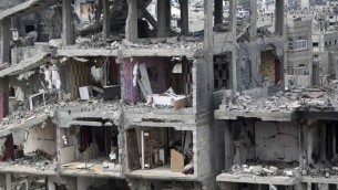مبنى مدمر في حي التفاح، شرق مدينة غزة  11 أكتوبر  2014، قبل انعقاد مؤتمر المانحين في القاهرة الذي يهدف الى جمع جهود لإعادة إعمار قطاع غزة المدمر AFP PHOTO / MAHMUD HAMS