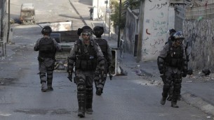 قوات الأمن الإسرائيلية  أثناء الاشتباكات مع الشباب الفلسطيني في القدس الشرقية  30 تشرين الأول،  2014.  بعد ان قتلت الشرطة بالرصاص معتز حجازي فلسطينيا المتهم بمحاولة قتل متشدد يهودي  AFP