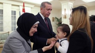 الرئيس التركي رجب طيب أردوغان وزوجته ايمين  يصافحا بعض الرهائن الذين اطلق سراحهم في القنصلية التركية في القصر الرئاسي في أنقرة 21 سبتمبر 2014  AFP/Turkish Presidential Press Office/Kayhan Ozer