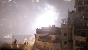 26 أكتوبر 2014  دخان يعلو من الاحياء خلال اشتباكات بين محتجين فلسطينيين والشرطة الاسرائيلية في حي القدس الشرقية سلوان. وقد اعتقلت السلطات 5 فلسطينيين على الاقل خلال اشتباكات جديدة اندلعت ليلا  في القدس الشرقية AFP PHOTO / AHMAD GHARABLI