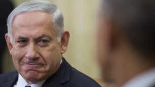 الرئيس الأمريكي باراك أوباما،  يتحدث مع رئيس الوزراء الاسرائيلي بنيامين نتنياهو خلال لقاء ثنائي في البيت الأبيض في واشنطن العاصمة، 1 أكتوبر، (2014  AFP/ Jim WATSON)