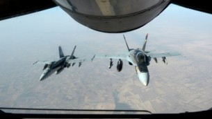 صورة التقطت ب 4 اوكتبر 2014 قدمتها البحرية الامريكية لطائرات  F-18E سوبر هورنيت والتي شنت الغارات ضد الدولة الاسلامية  AFP/ HANDOUT / US AIR FORCE / Staff Sgt. Shawn Nickel