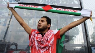 متظاهر مؤييد لفلسطين يعمل شال بالوان العلم الفلسطيني 26 يوليو 2014  Glenn Cloarec/The Times of Israel